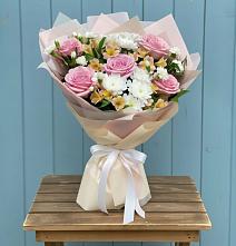 Букет цветов из:  Гвоздики, Орхидеи и Розы в Колпне