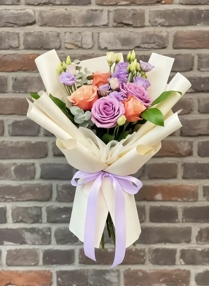 Букет цветов из: Лизиантусы и Розы в Колпне