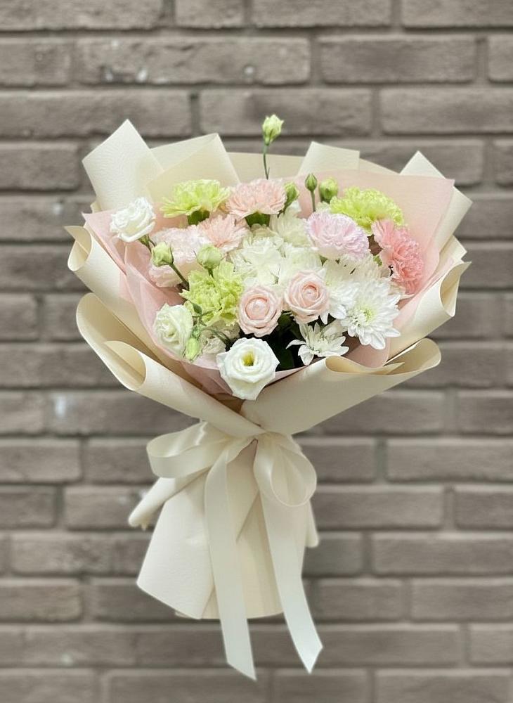 Букет цветов из: Гвоздики, Розы, Лизиантусы и Хризантемы в Колпне