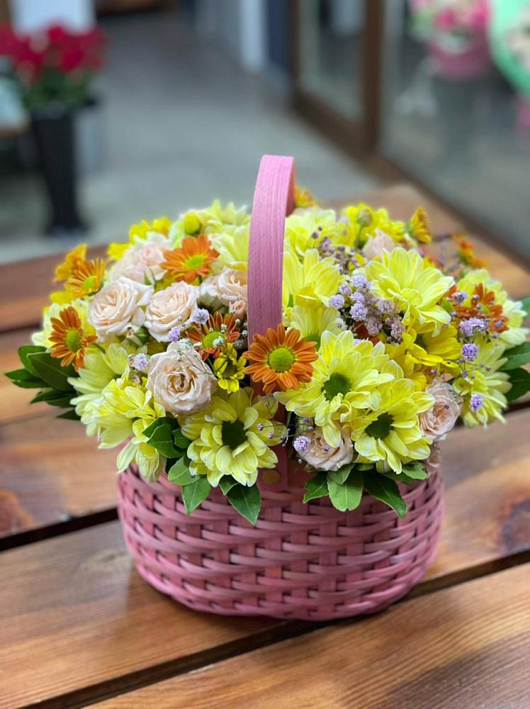 Цветочная композиция из Хризантемы и Розы в корзине в Колпне
