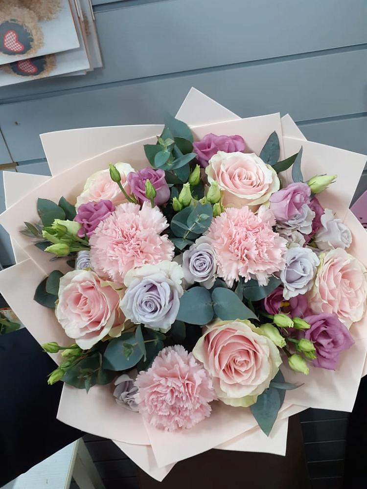 Букет цветов из: Розы, Гвоздики и Лизиантусы в Колпне