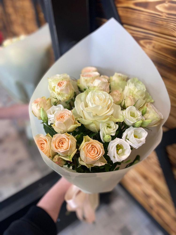 Букет цветов из: Розы и Лизиантусы в Колпне